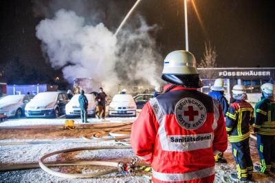 Waiblingen-Beinstein: FLAMMENBILDER! Brand bei Autohaendler richtet grossen Schaden an